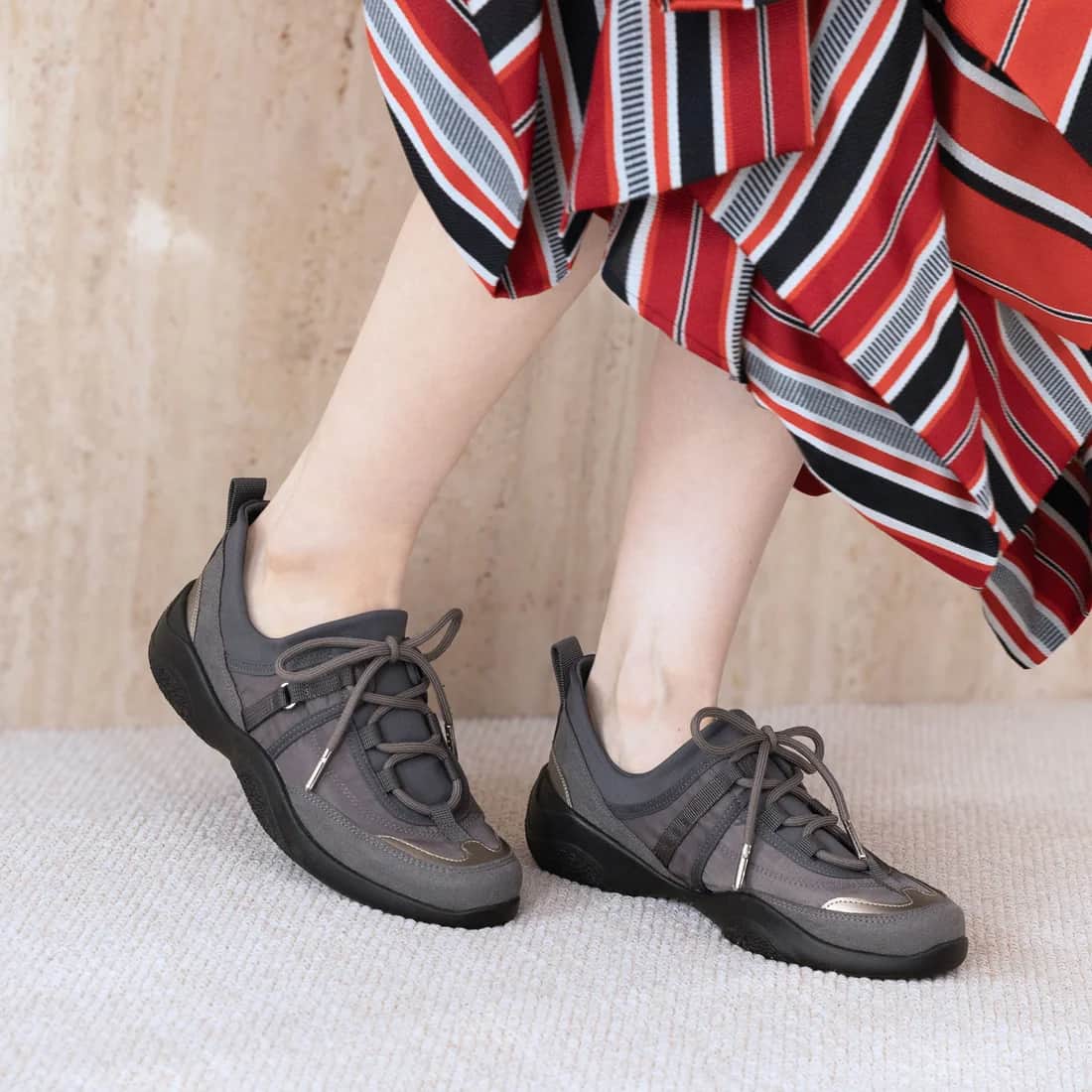 メタリックトリムレースアップスニーカー （グレー）