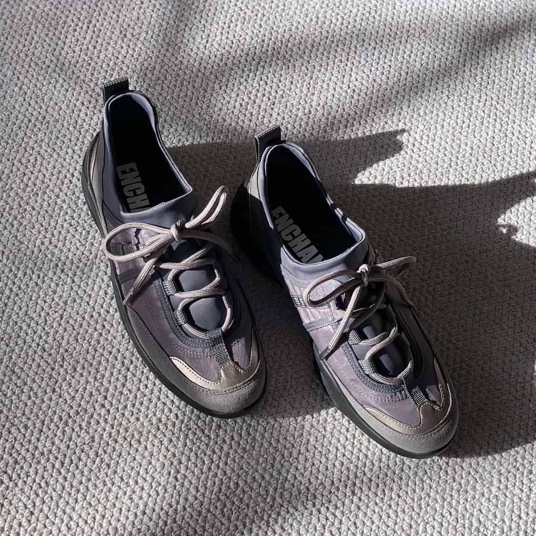 メタリックトリムレースアップスニーカー（グレー）