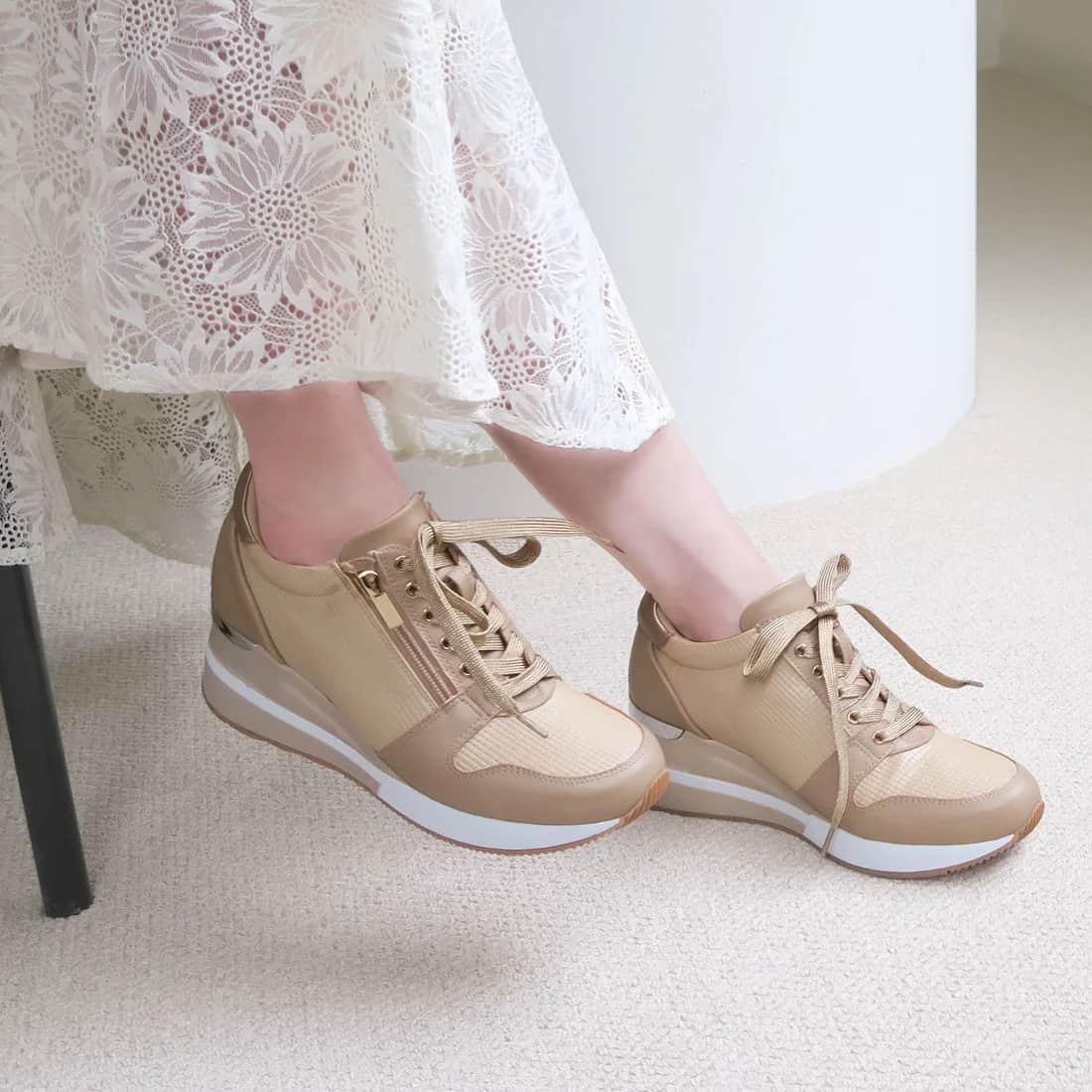テクスチャーサイドジップウェッジスニーカー（ベージュ）