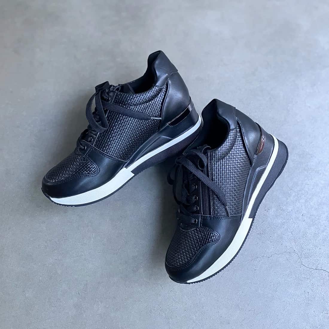 テクスチャーサイドジップウェッジスニーカー（ぶらっく）