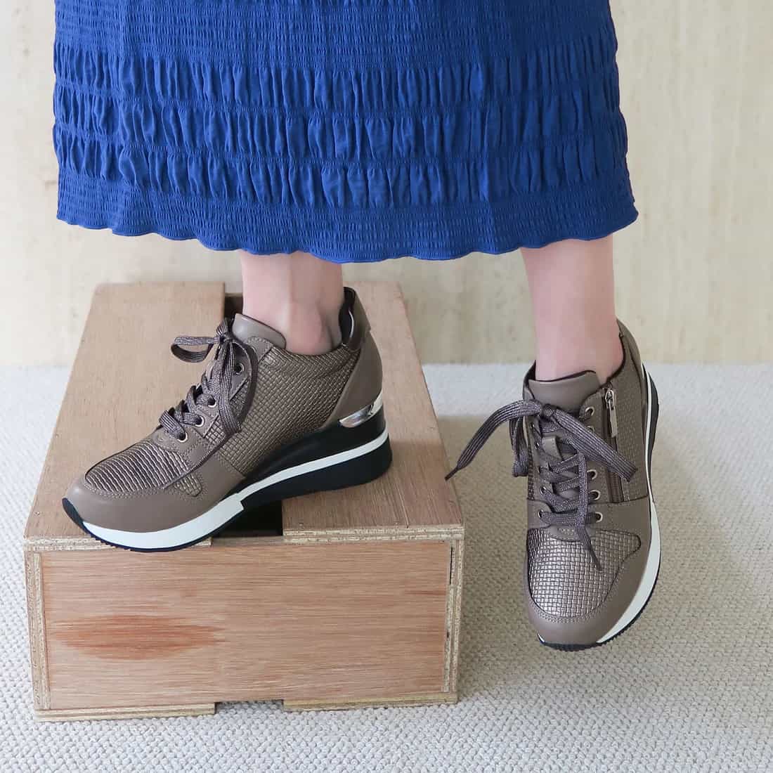 テクスチャーサイドジップウェッジスニーカー（グレージュ）