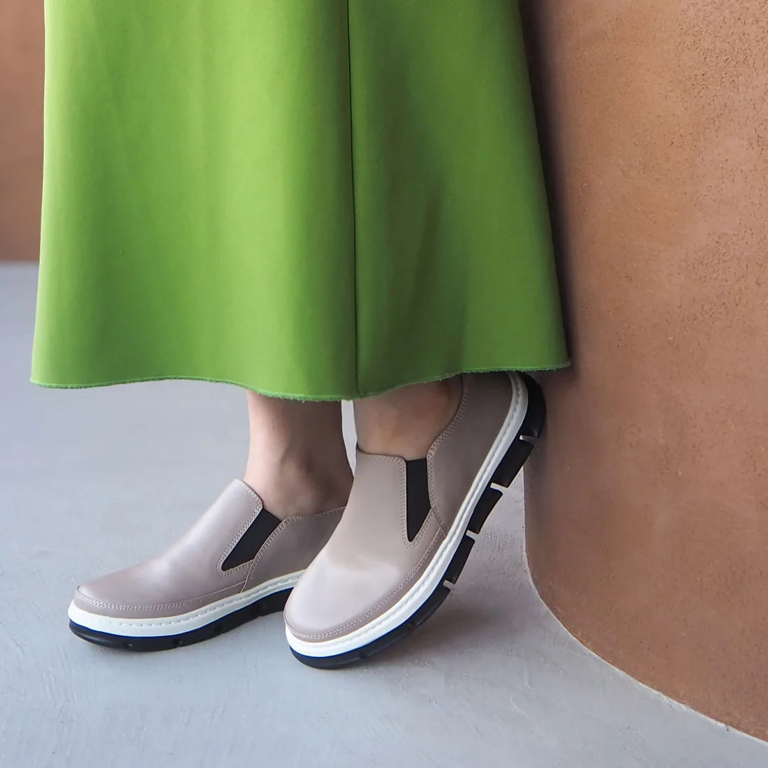 ボリュームソールスリッポンシューズ（ライトグレージュ）