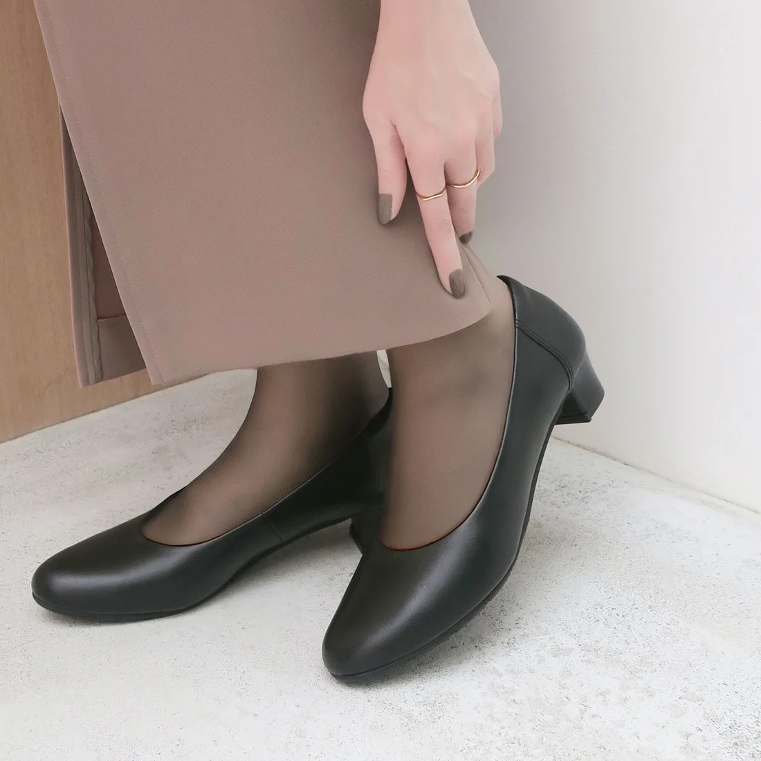 本革ラウンドトゥブラックパンプス