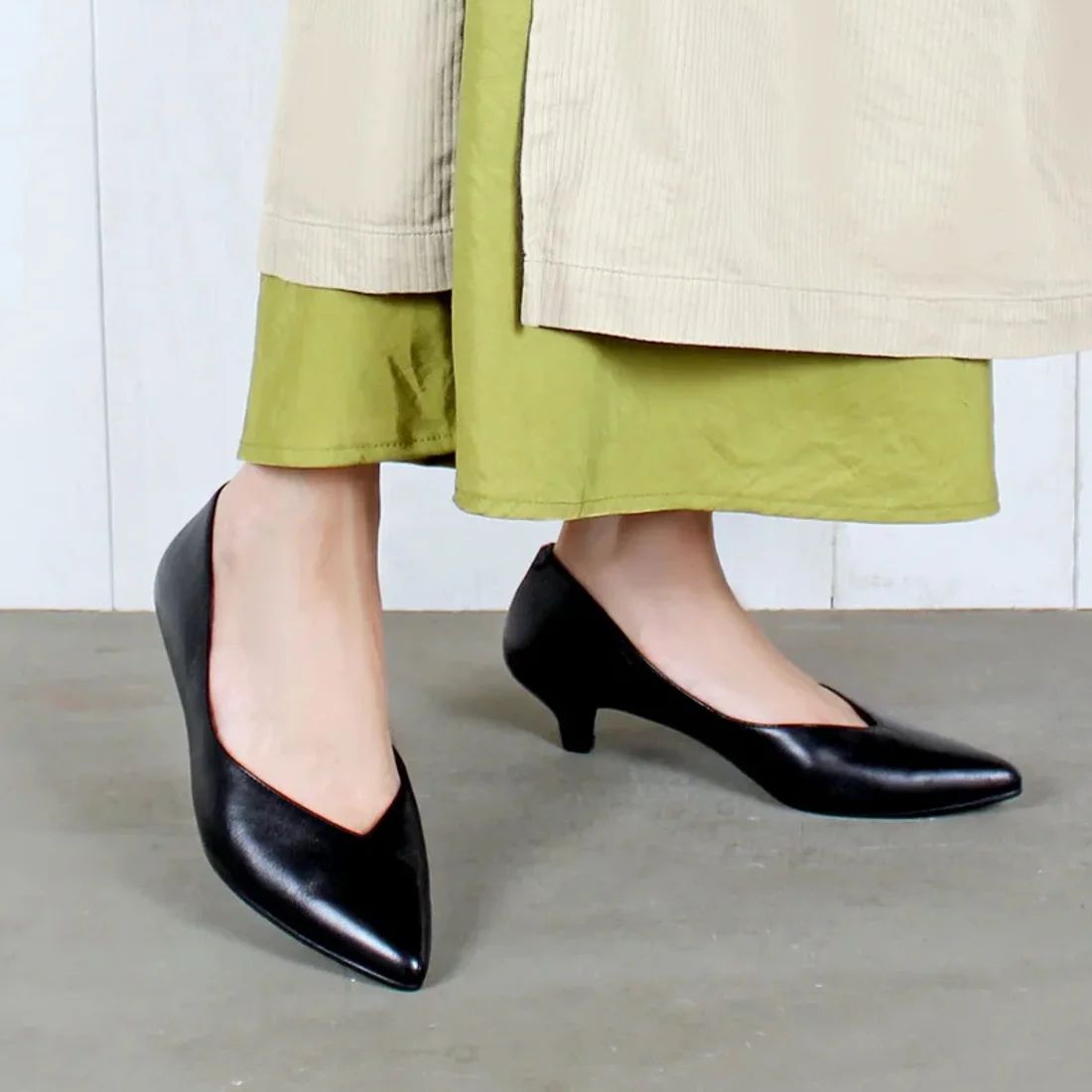 晴雨兼用Vカットローヒールパンプス（ブラック）