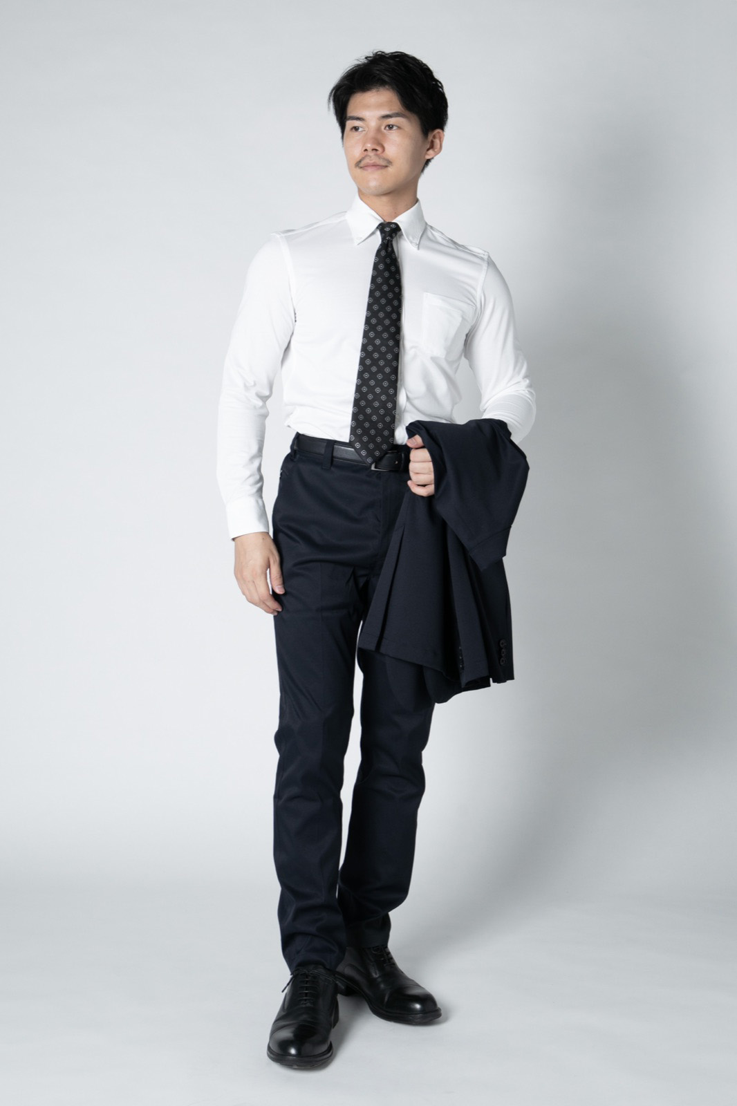 LOOK01 ジャケットを脱いだシャツスタイル