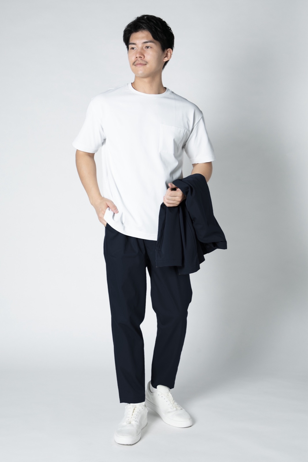 LOOK02 ブルゾンを脱いだTシャツスタイル