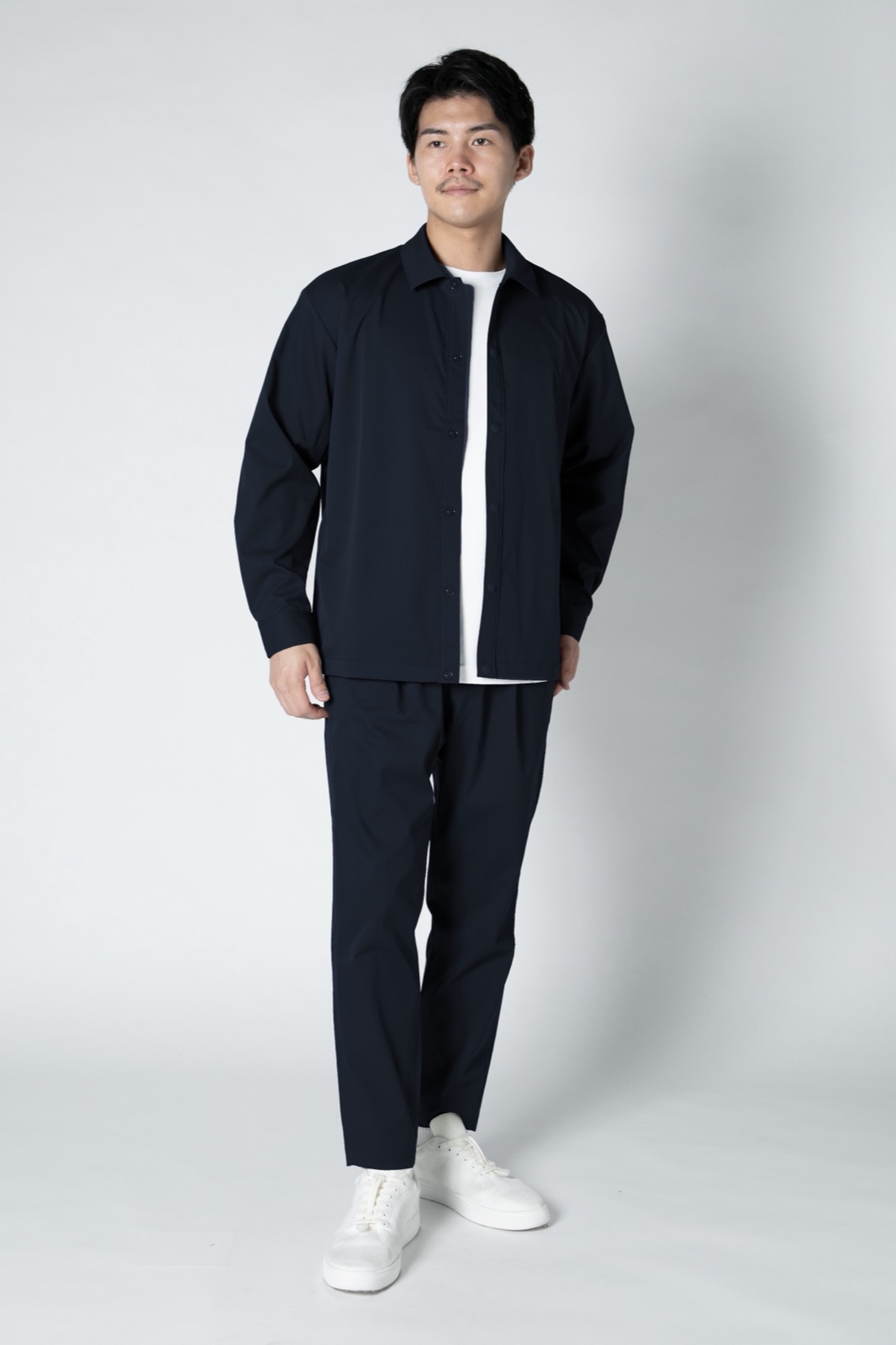 LOOK02 ダークネイビーのシャツブルゾンを羽織ったスタイル
