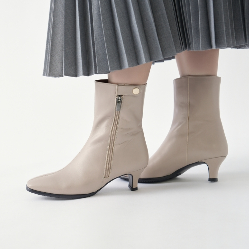 7826 グレージュ