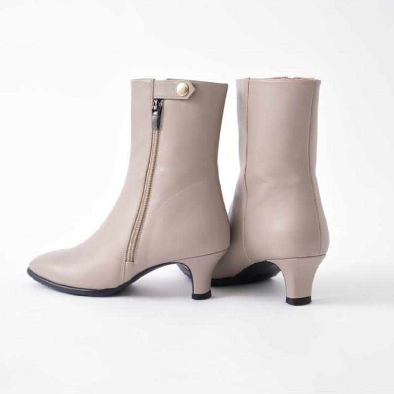 7826 グレージュ