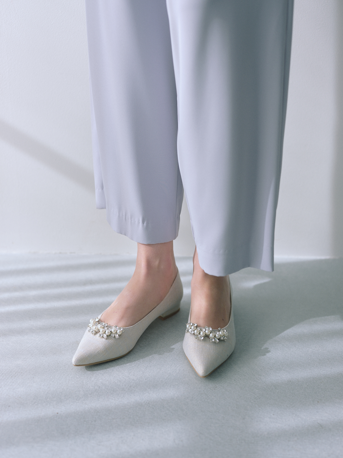 パールビジューパンプス 足元
