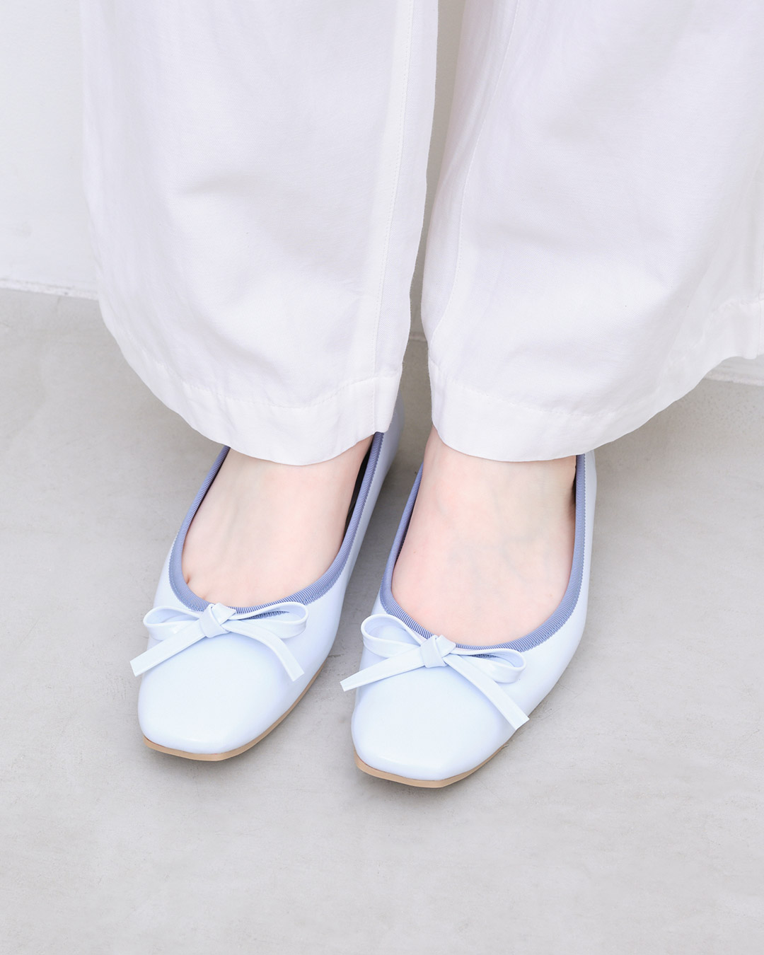 バレエシューズ：軽やかでフェミニンにまとまる